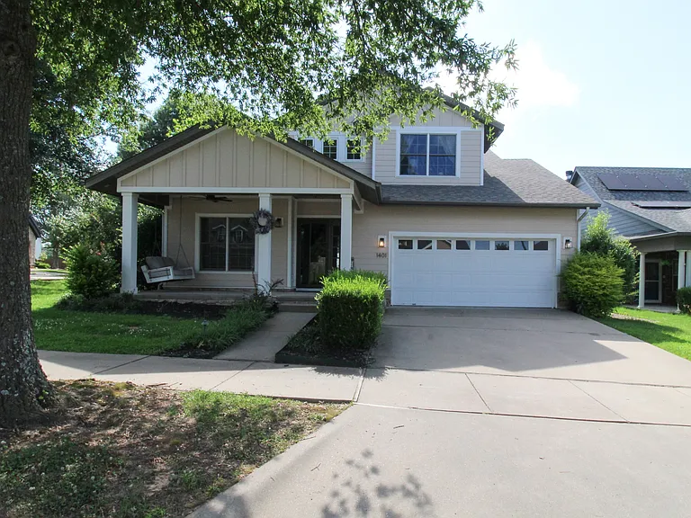 1401 NE Dysart Woods Ln — Photo 2