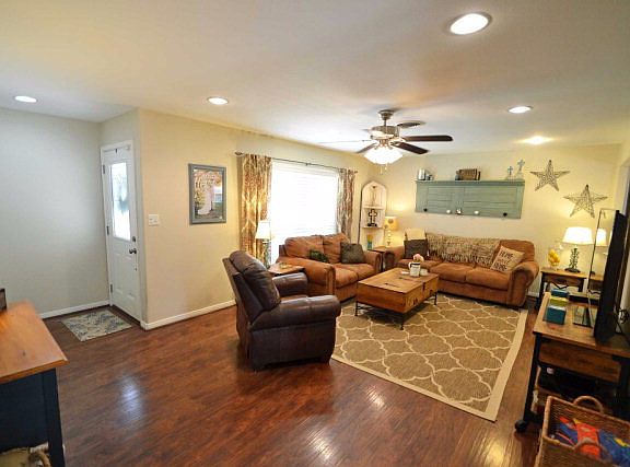 2nd image of 4809 Camellia St