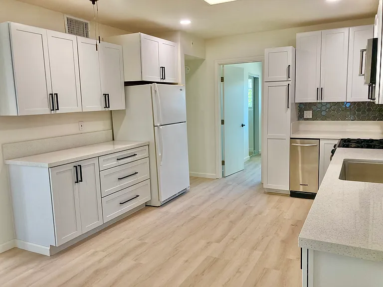 270 N Sunrise Way — Photo 5