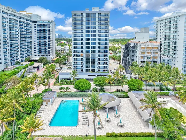 2401 Collins Ave #504 — Photo 32