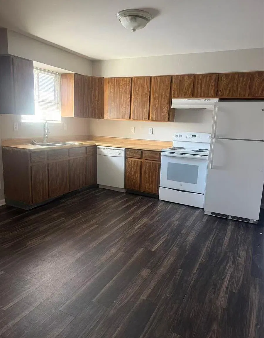 2 bed, 1.0 bath, 867 sqft, $1,900 — Photo 2
