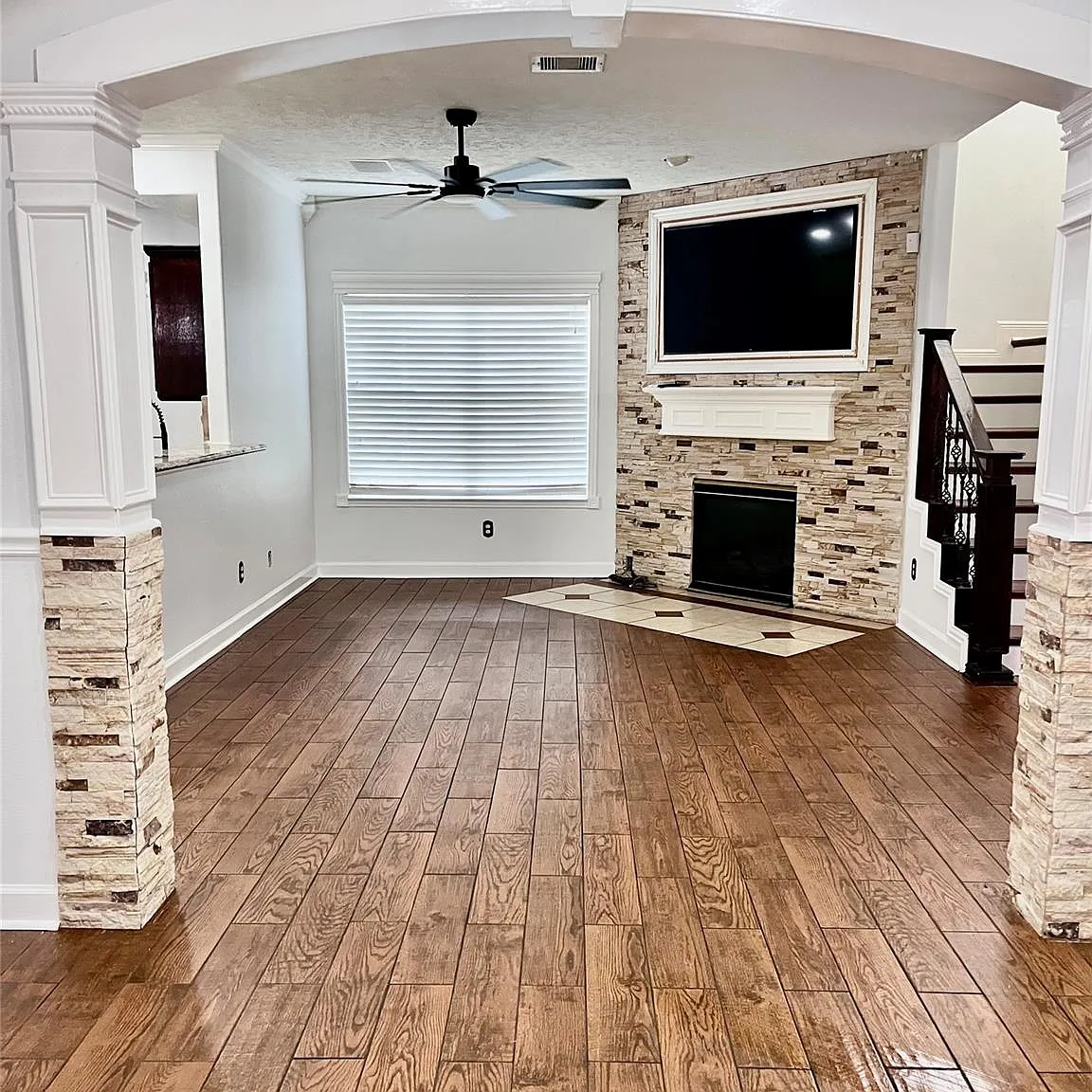 3 bed, 2.5 bath, 1930 sqft, $2,000 — Photo 4