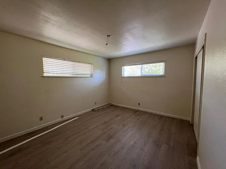 6801 Las Palamitas Way - South Land Park Duplex with central heat and air. Close to shopping and ... — Photo 11