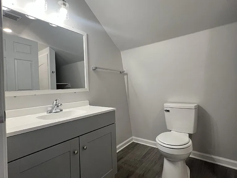 1043 Ross Ln — Photo 9
