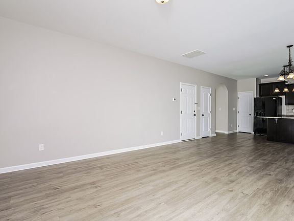 5th image of 105 Sloan Dr