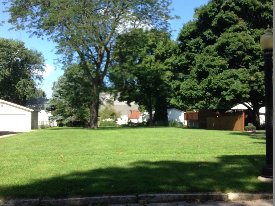 1st image of 1050 Bateman St