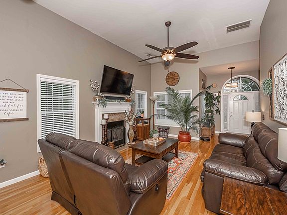 4th image of 100 Autumn Glen Dr