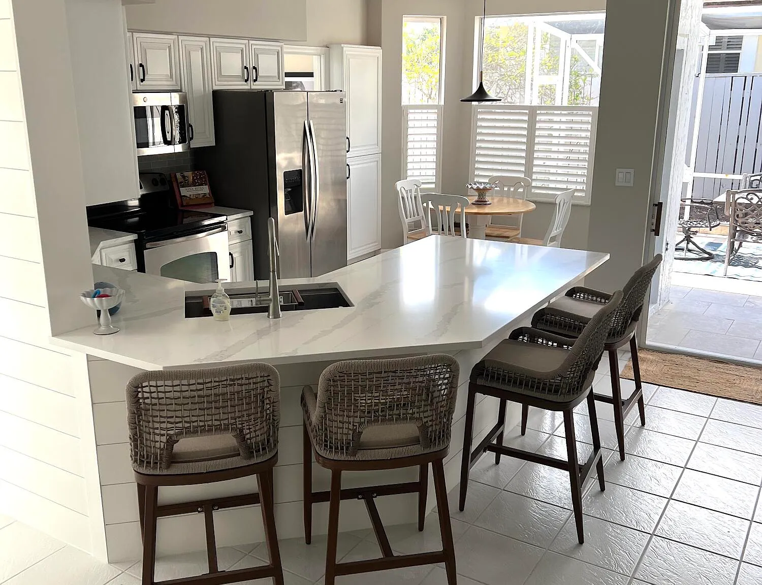 3 bed, 3.0 bath, 2022 sqft, $8,000 — Photo 3