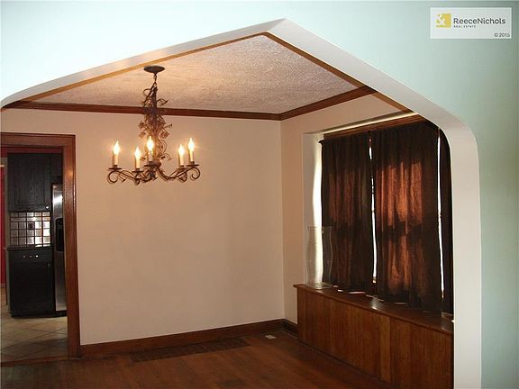 LARGE DINING ROOM WITH WINDOW SEAT