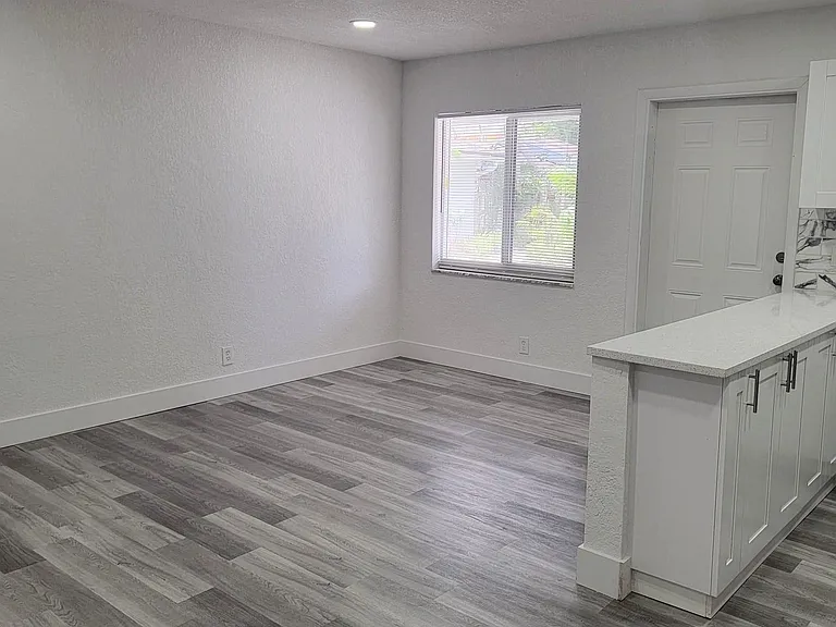 618 SW 14th Ter #2 — Photo 3