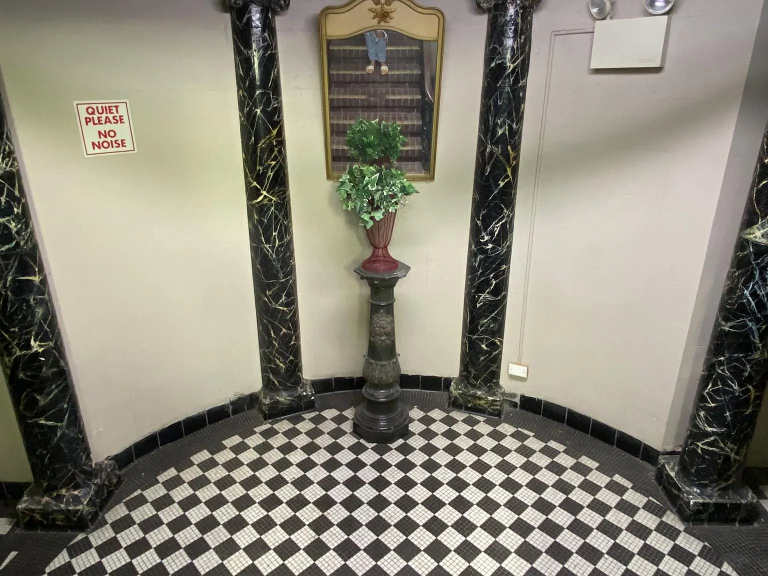111 S California Ave — Photo 4