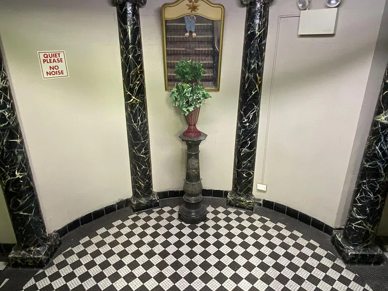 111 S California Ave — Photo 4