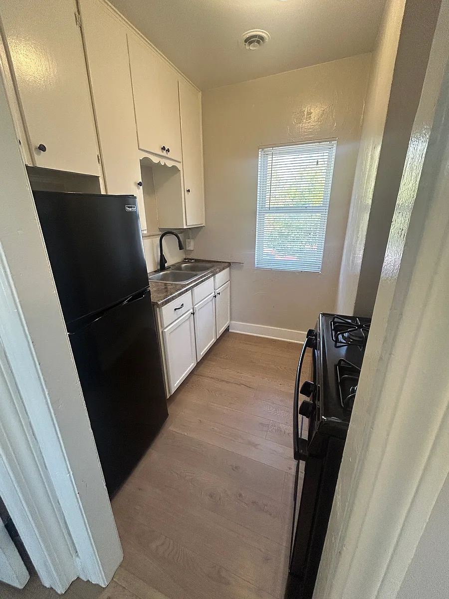 Building Photo - 557 Locust St #4