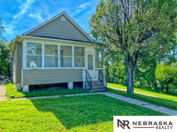 2718 S 26th St, Omaha, NE 68105