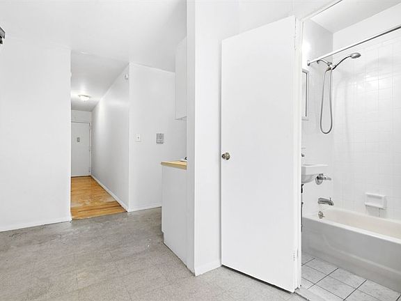 4th image of 335 E 94th St APT 5