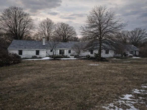 3395 Valley View Dr NE, Rockford, MI 49341