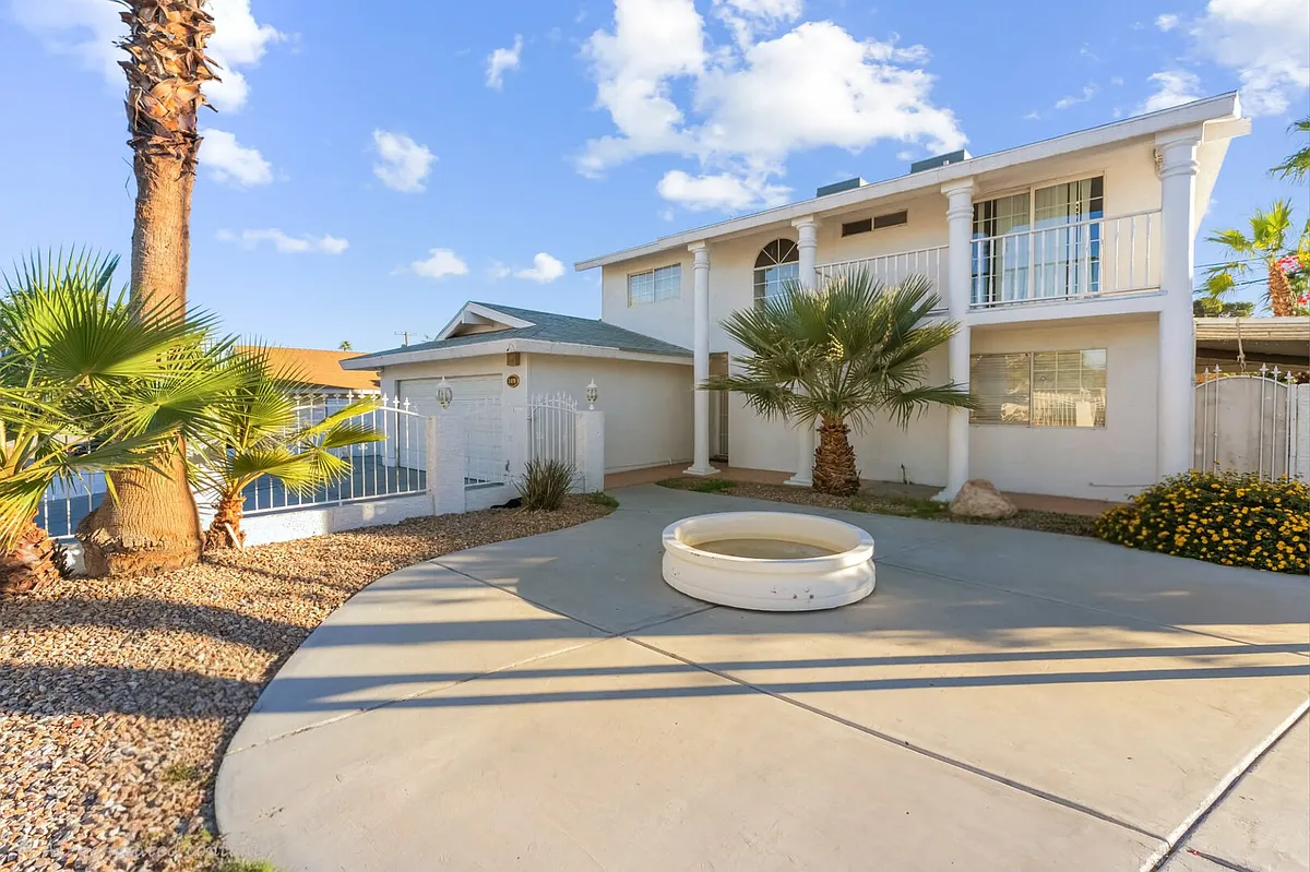 Building Photo - E Vegas Valley Dr