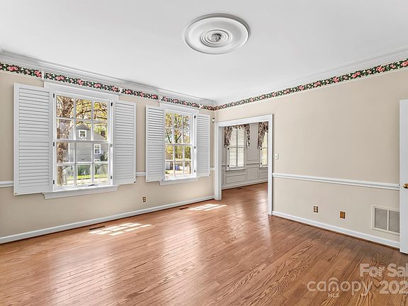 5th image of 100 Kinwood St