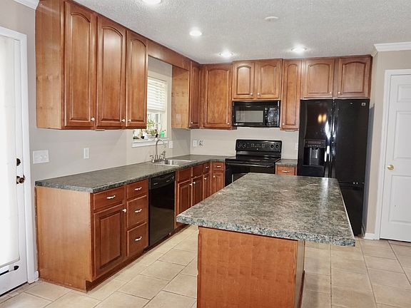 3rd image of 1416 Elm Dr SE