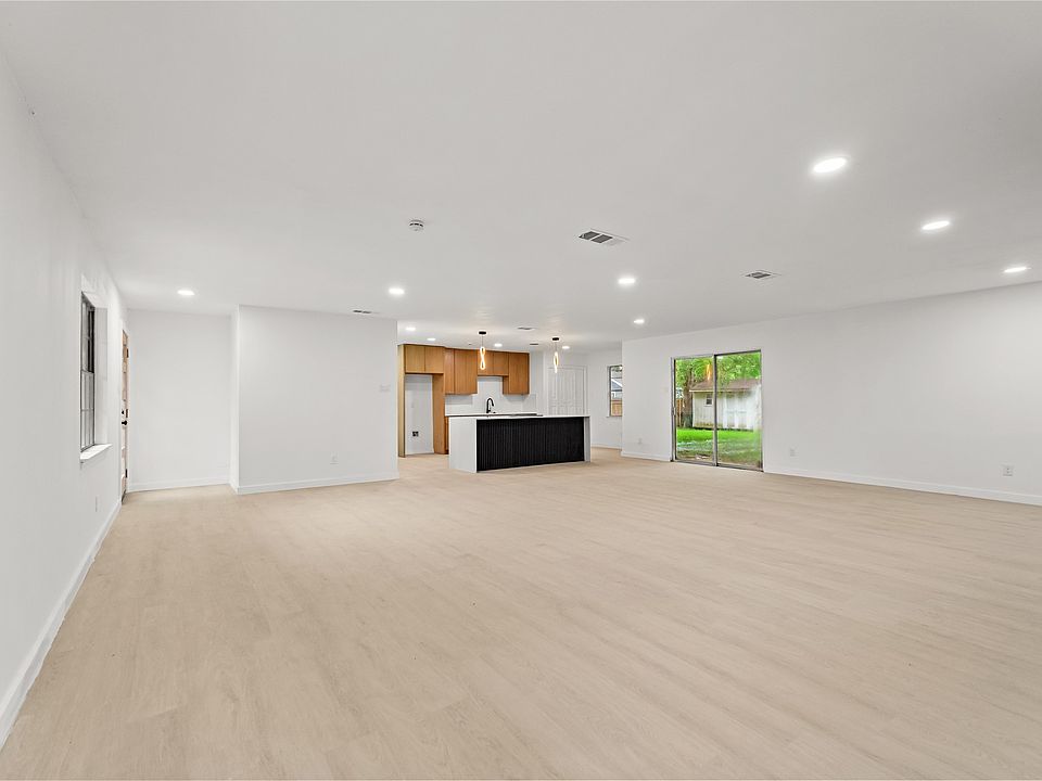 1st image of 110 Hackberry St
