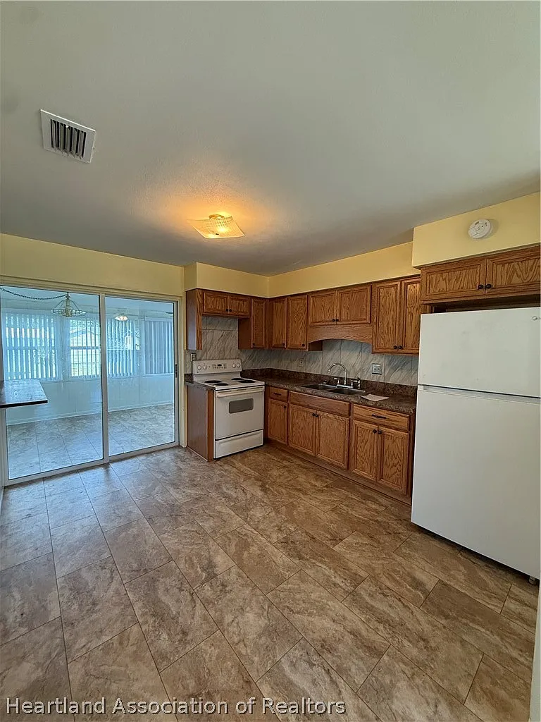 2 bed, 1.5 bath, 850 sqft, $1,400 — Photo 4