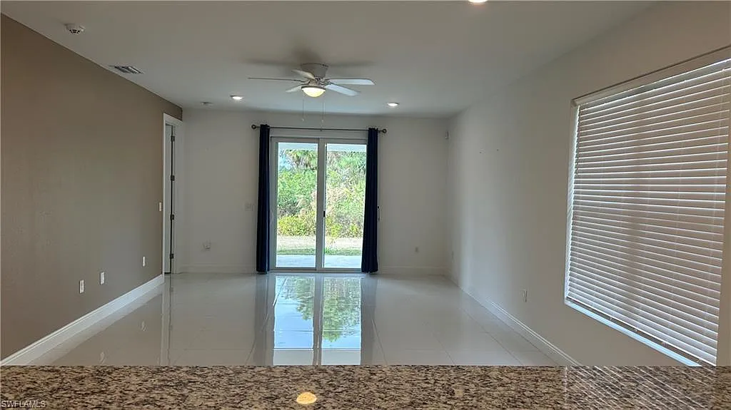 3 bed, 2.0 bath, 1324 sqft, $1,900 — Photo 3