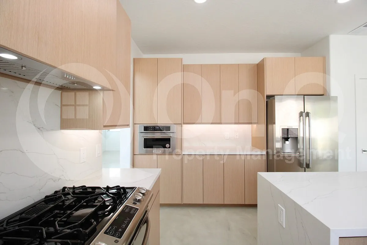 5 bed, 3.0 bath, 2442 sqft, $4,999 — Photo 3