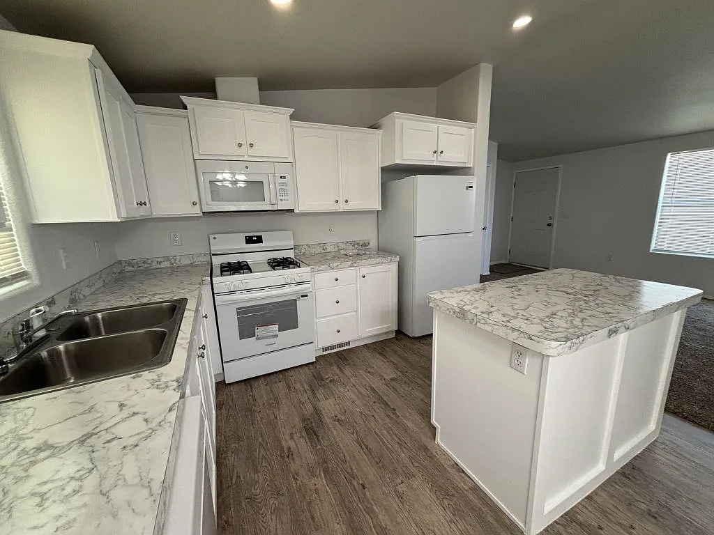 3 bed, 2.0 bath, 1224 sqft, $1,699 — Photo 4
