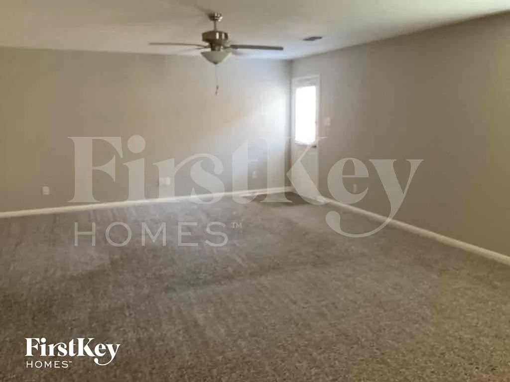 4 bed, 2.0 bath, 1858 sqft, $2,075 — Photo 2