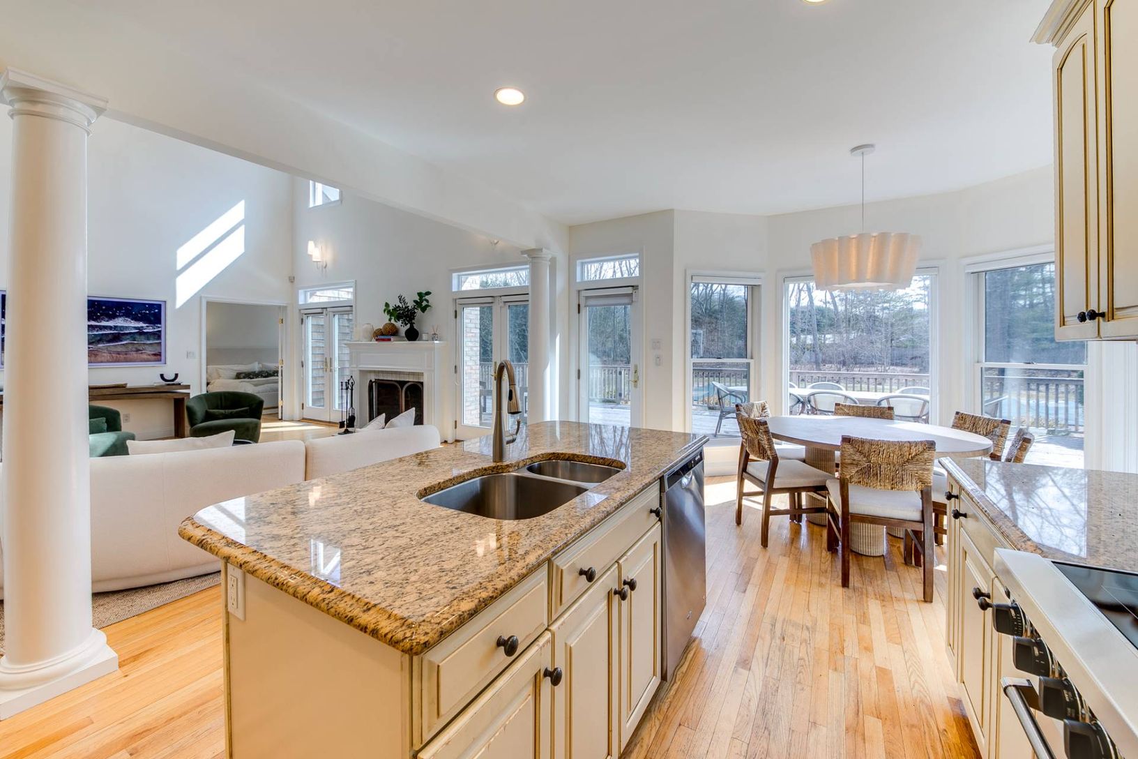  CHEF'S KITCHEN/BREAKFAST AREA