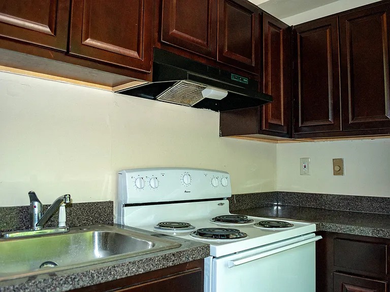Virginia Arms Apartments — Photo 25