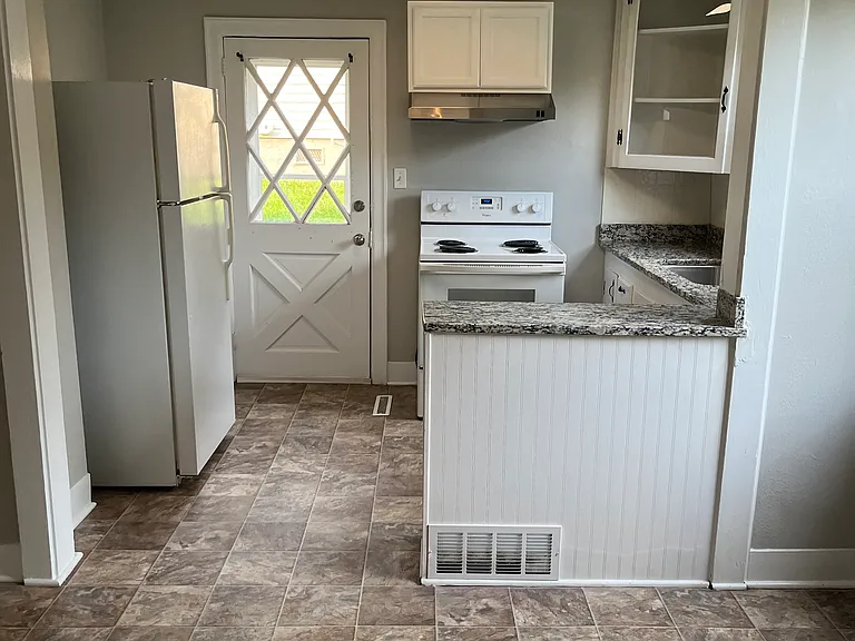 1935 Hinshaw Ave — Photo 3