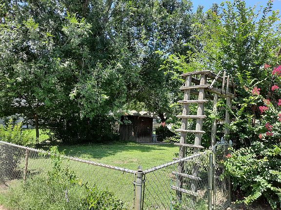 Access to shared backyard.