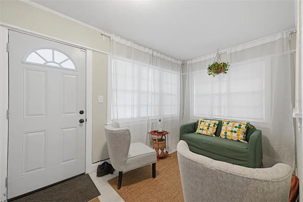 3 bed, 2.0 bath, 1224 sqft, $2,100 — Photo 3