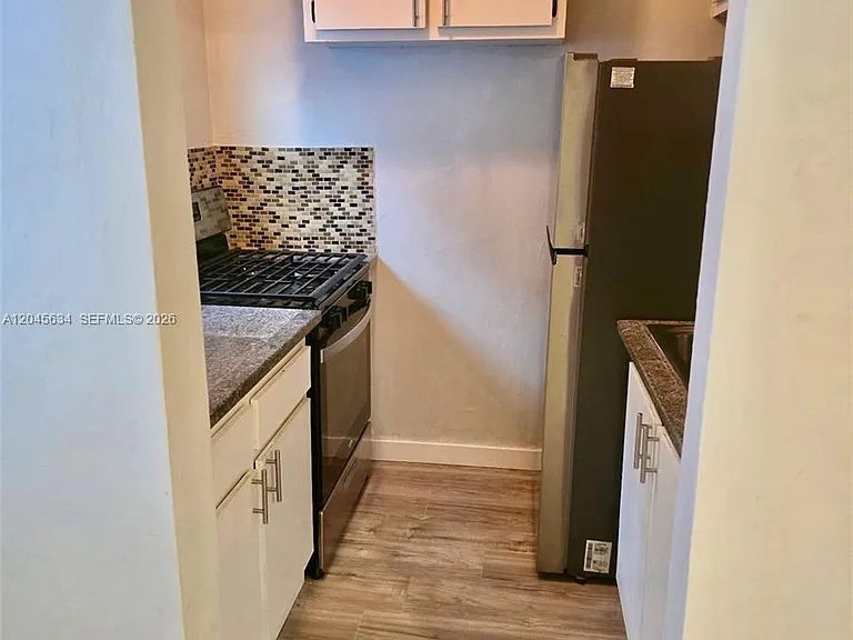 215 30th St #22 — Photo 7