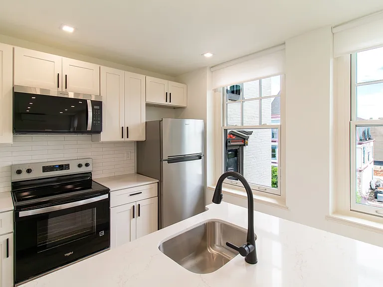 Huntington Apartments — Photo 17