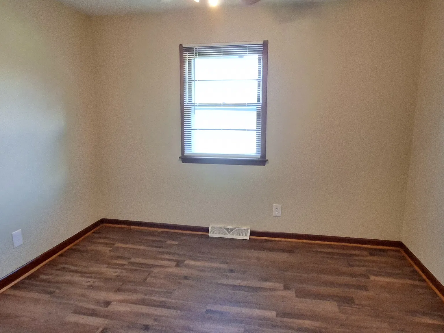 4 bed, 1.5 bath, 1643 sqft, $1,500 — Photo 4