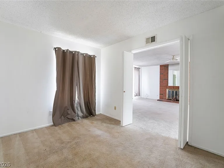 2102 E Russell Rd — Photo 14