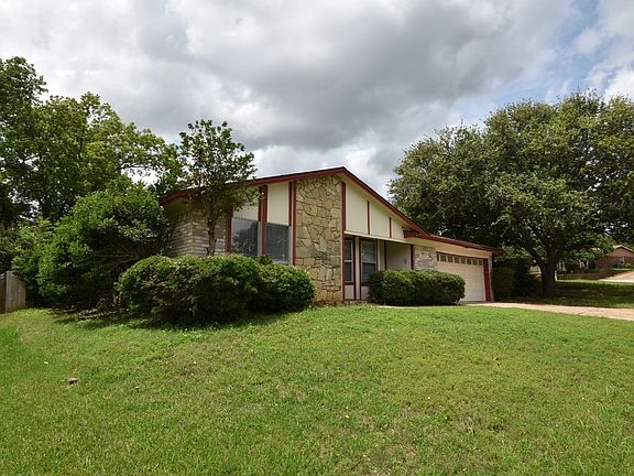 3rd image of 3213 Meadow Wood Ln