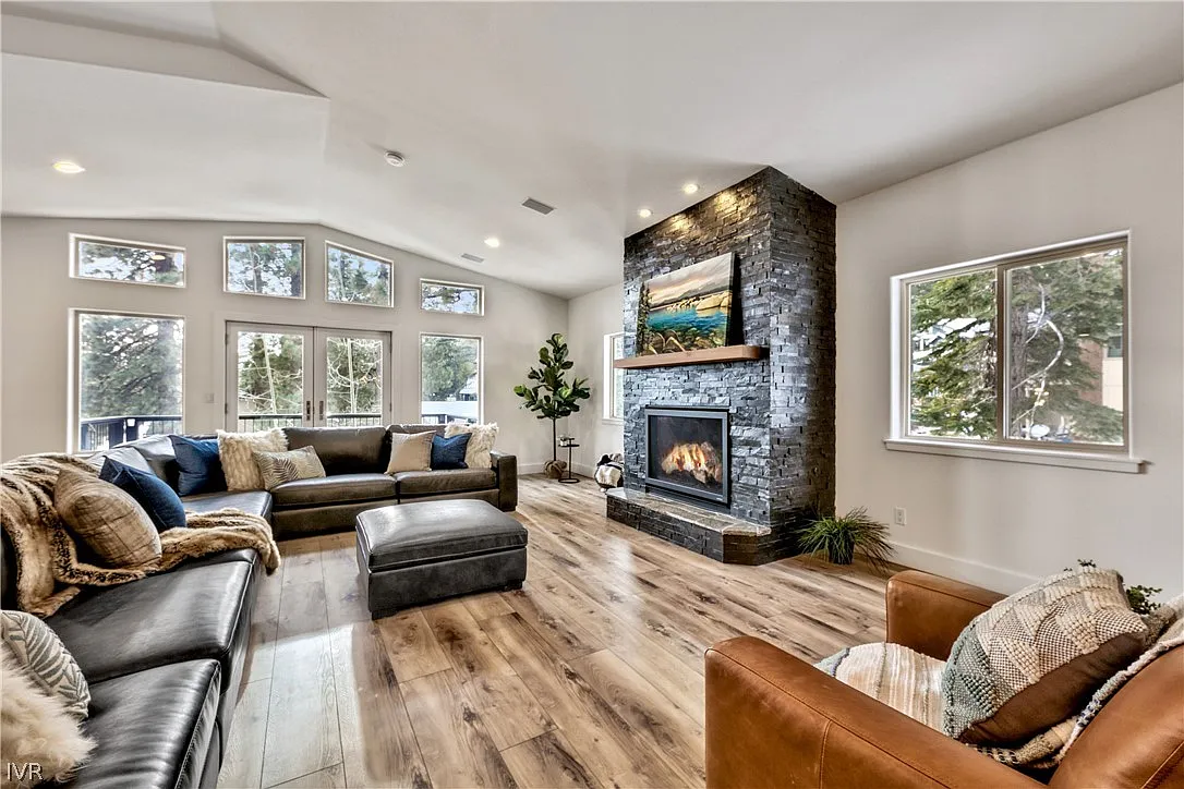 4 bed, 2.5 bath, 2984 sqft, $10,000 — Photo 3