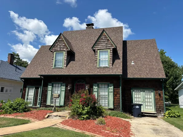 915 N Broadway Ave, Salem, IL 62881