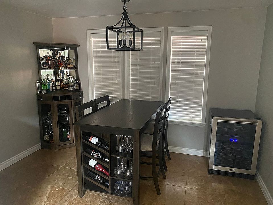 2nd image of 621 Lynn Ln