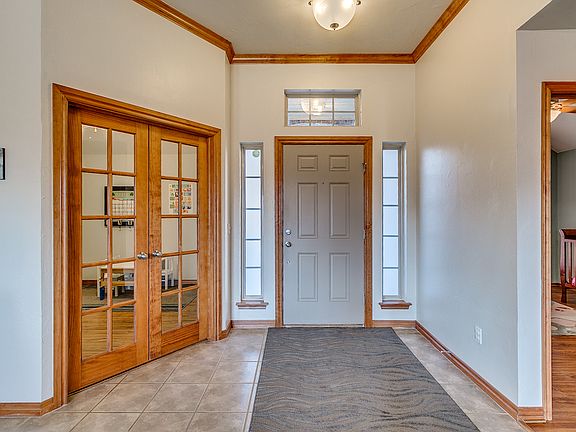 2nd image of 812 Carol Ann Pl