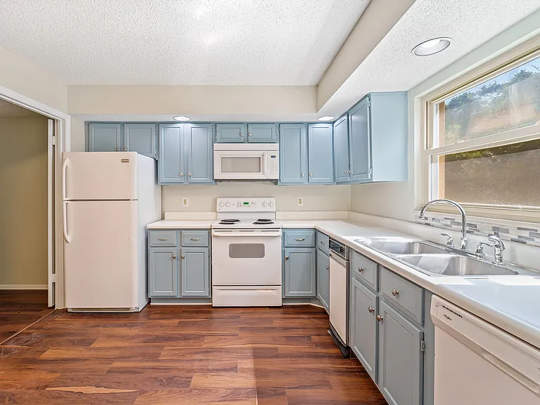 331 Greencastle Dr — Photo 7
