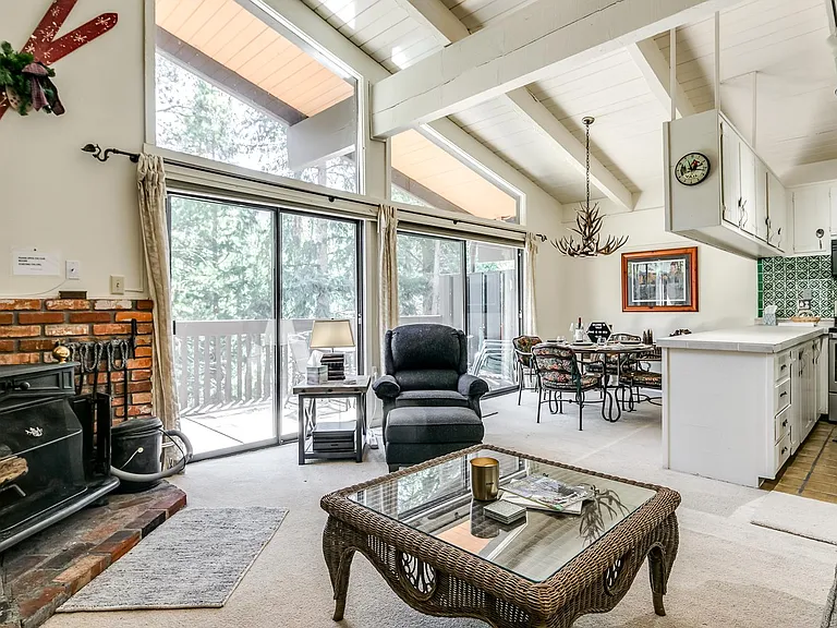 4660 Meadow Dr — Photo 1