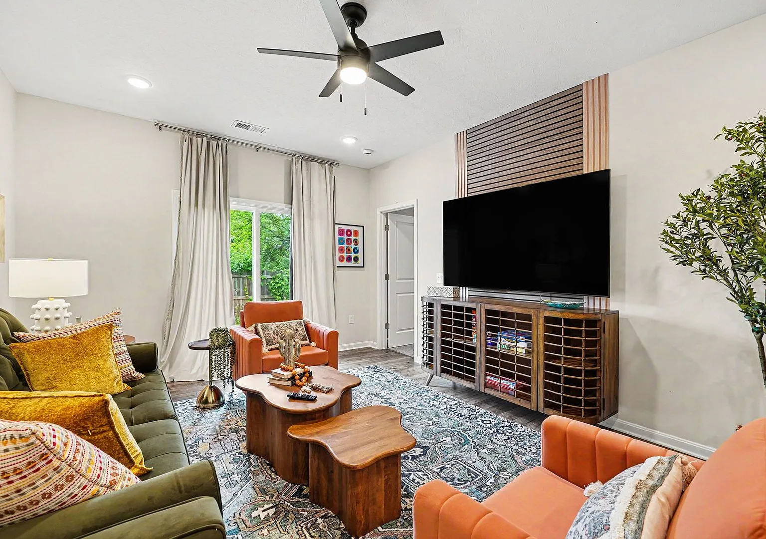 Stylish 2 Bedroom Duplex | Garage + Fast Wi-Fi — Photo 2