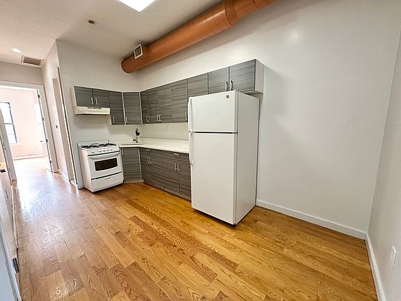 4th image of 427 Marion St APT 3L