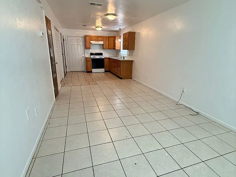 2614 SW 31st Pl — Photo 2