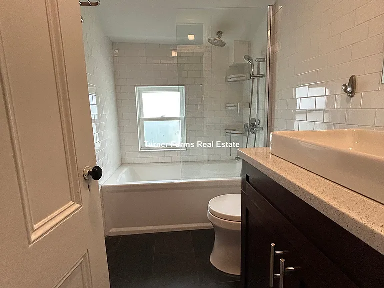 185 Davis Ave — Photo 17