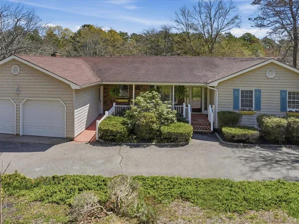 18 Beaver Lane W, Westhampton, NY 11977